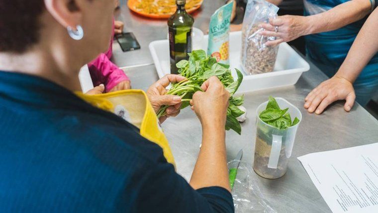 Taller de cocina saludable para personas que cuiden a sus familiares: alimentos para mejorar el estado de ánimo