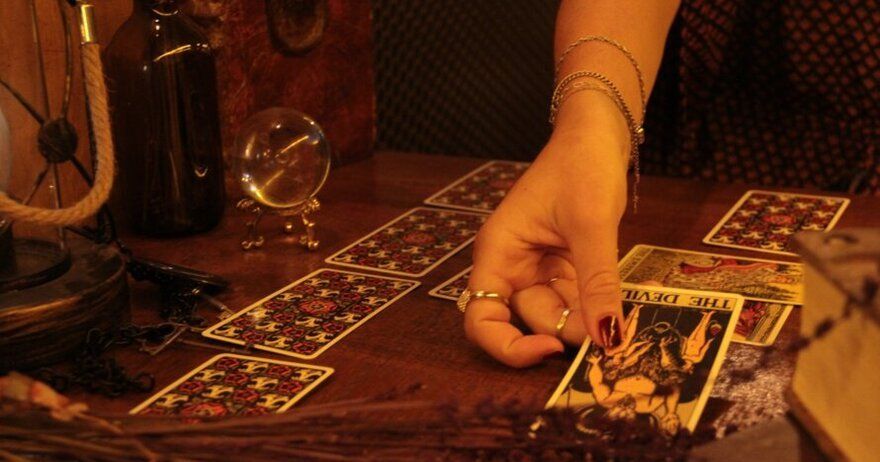 Cócteles, biquinis y esoterismo en una experiencia mística