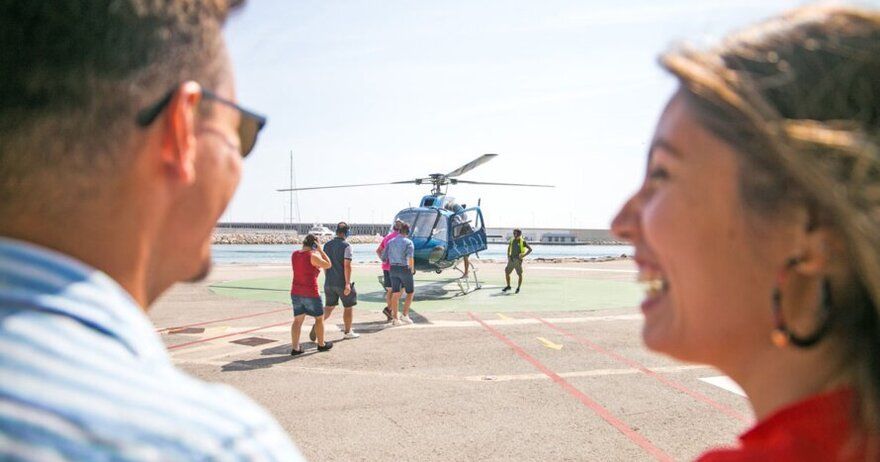 Barcelona: Tour 360º en helicóptero, a pie y en barco