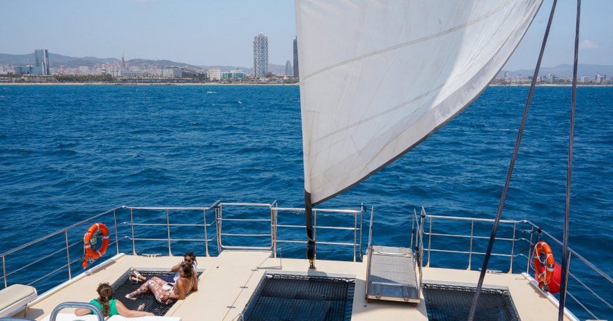 Chill Out Catamaran - Excursión por la Costa de Barcelona