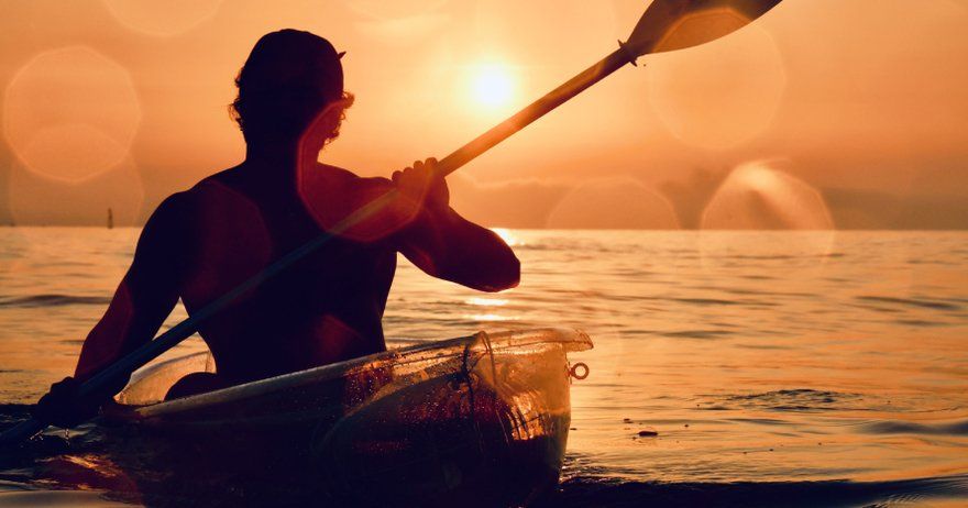 Kayak doble transparente al amanecer en Barcelona