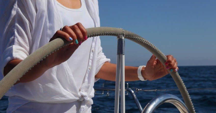 Aprende a navegar en velero por Barcelona, ¡marino por un día!