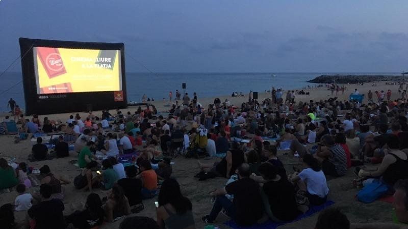 Cinema Lliure a la platja de Sant Sebastià