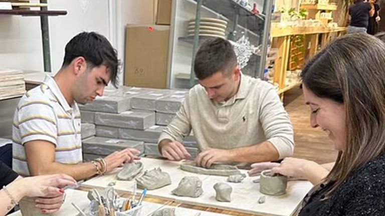 Taller de cerámica con vino en WAKU - Barcelona
