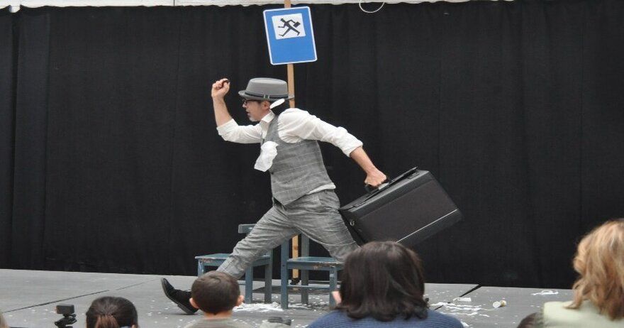 Bus Stop: magia i clown per a tota la familia