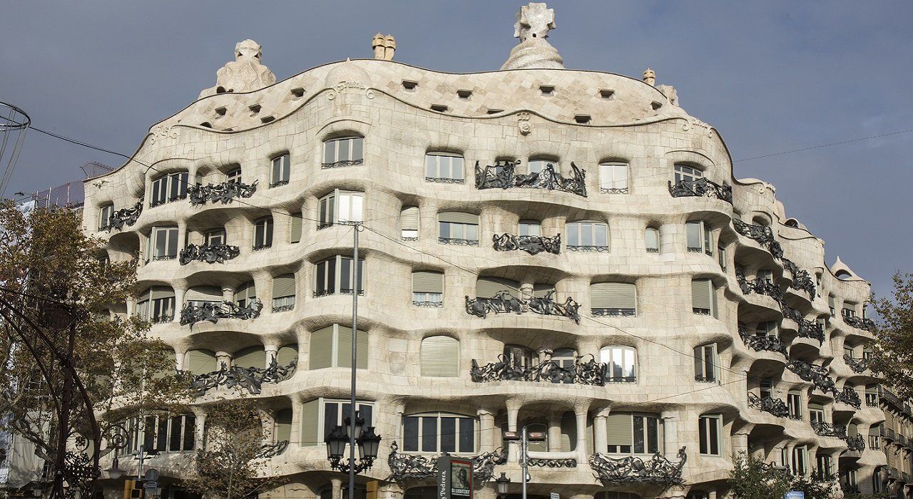 La Pedrera y Casa Milà: Tour guiado por un guía local (en Inglés)