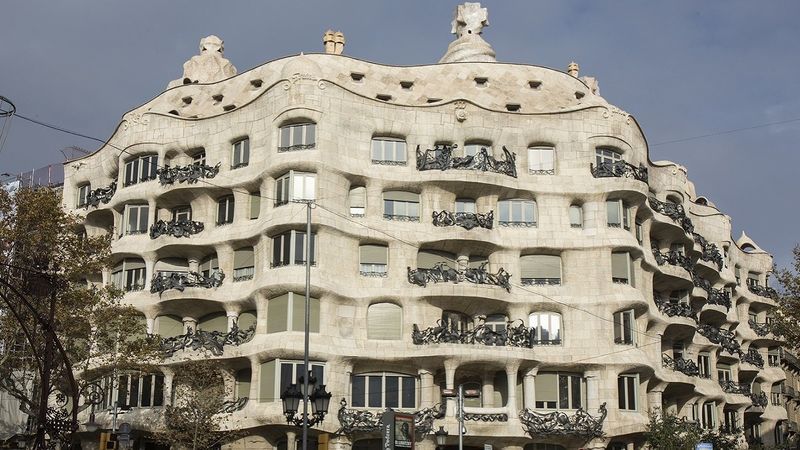 La Pedrera y Casa Milà: Tour guiado por un guía local (en Inglés)