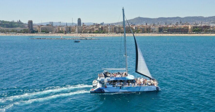 Barcelona: Música en vivo y puesta de sol en catamarán