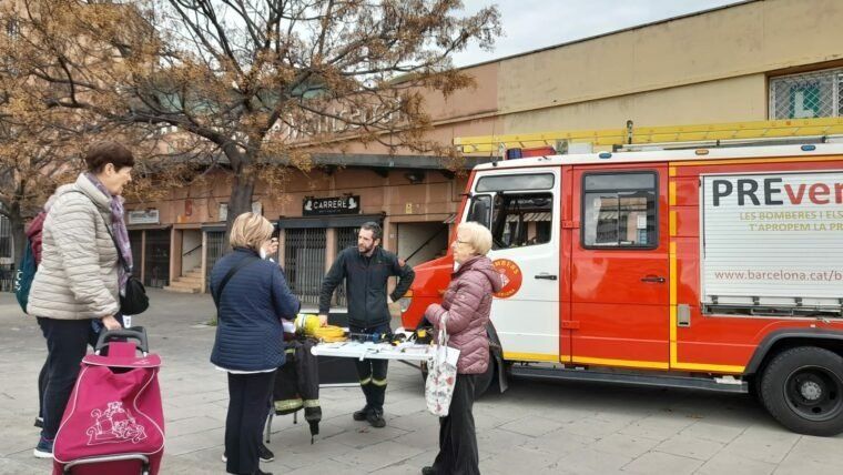 Vehículo pedagógico PREvenim! en los mercados