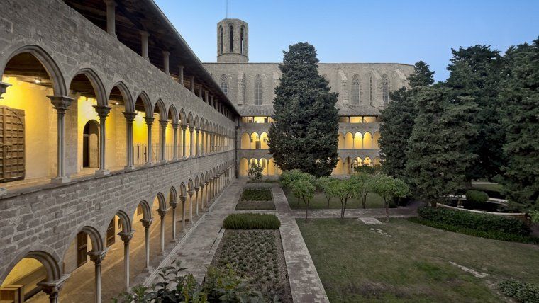 Instal·lació artística 'Luminia Divina: Una lectura contemporània del sistema simbòlic del claustre'