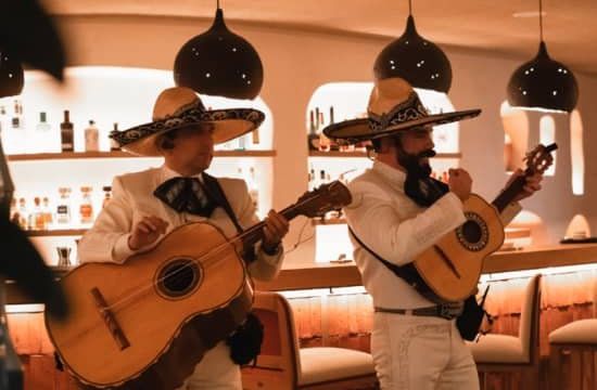 Roberto Ruiz: Antojitos, DJ y Mariachis