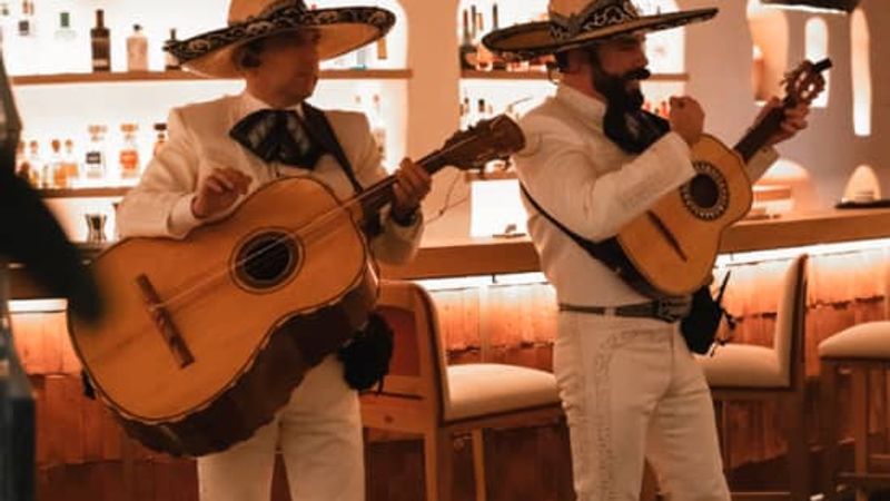 Roberto Ruiz: Antojitos, DJ y Mariachis