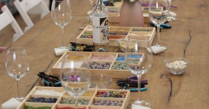 Jewels and Wine: Taller de joyería con bebida ilimitada en Barcelona