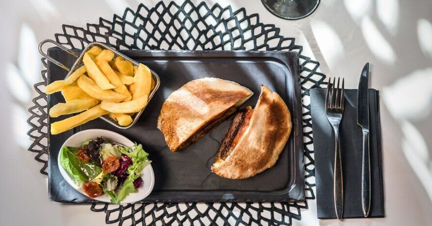 Deliciosa hamburguesa y gin tonic en el Blounge del Raval