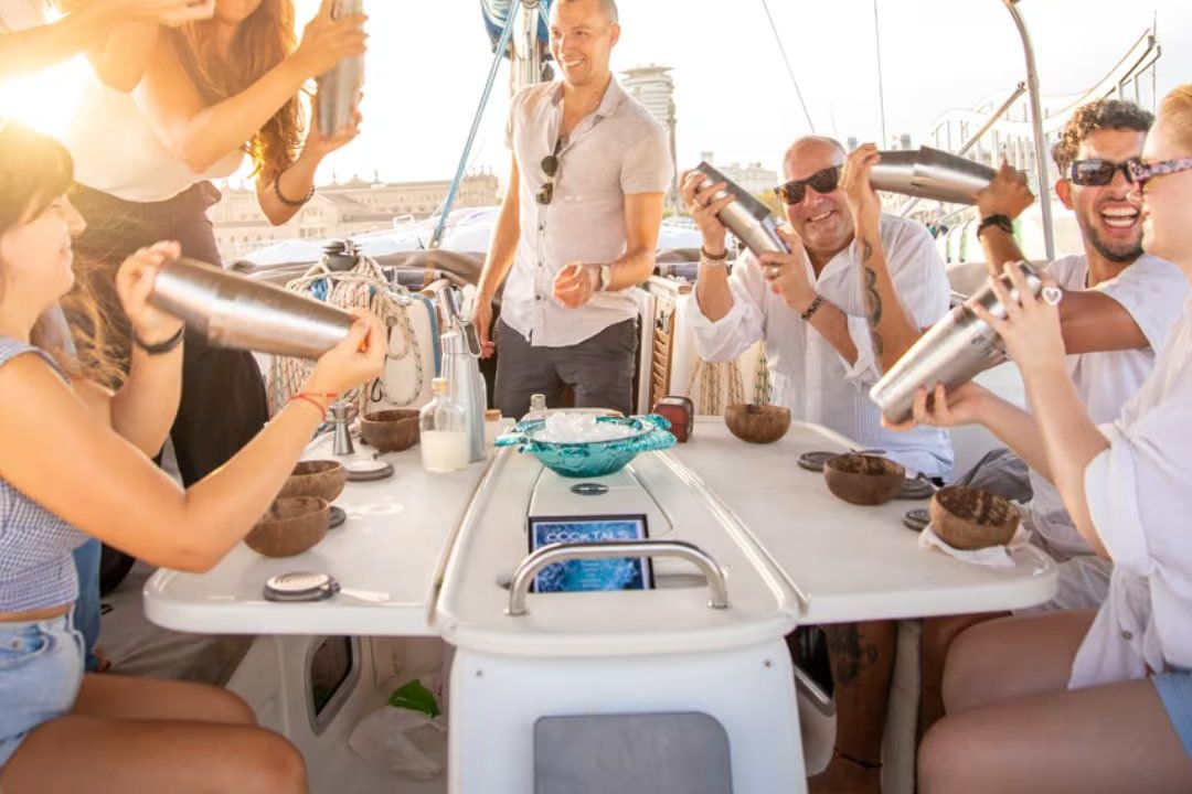 Taller de coctelería y recorrido en barco desde Barcelona