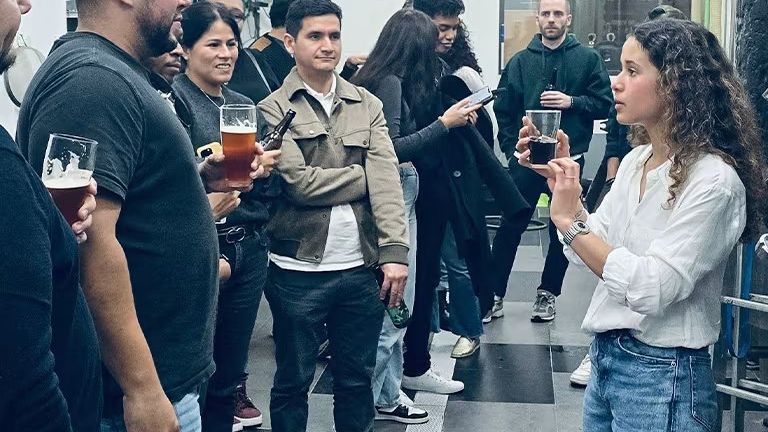 Cata de cervezas artesanas y visita guiada a la fábrica: La Cervesera del Poblenou