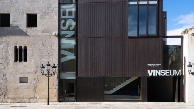 Entrada al VINSEUM con degustación de vino catalán