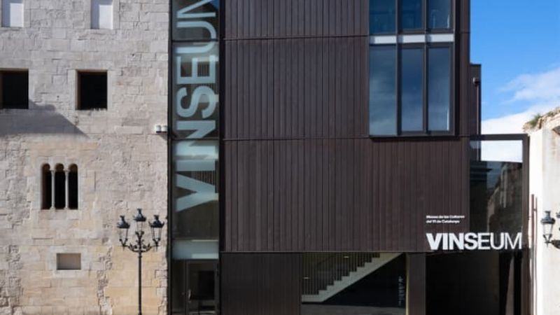 Entrada al VINSEUM con degustación de vino catalán