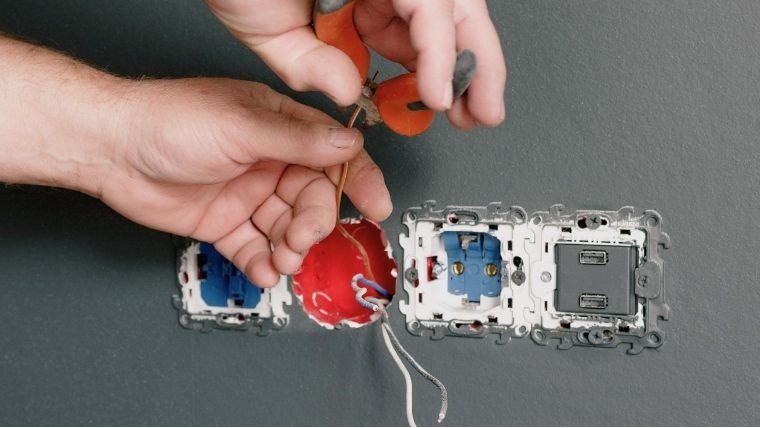 Taller 'Com canviar un endoll'