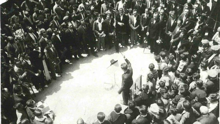 Exposición 'Les flors de maig, cent anys cantant al Raval'