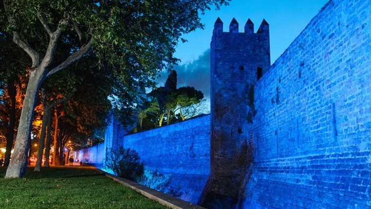 Il·luminació en blau de les Muralles de les Drassanes