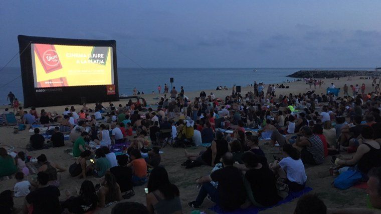 Cinema Lliure a la Platja de Sant Sebastià
