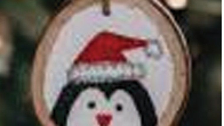 Casalet de Nadal: Taller de decoracions de fusta per a penjar a l'arbre
