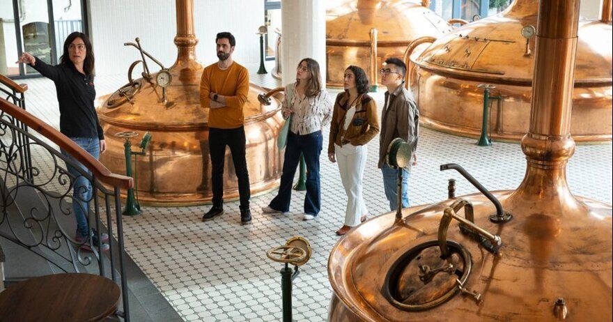 Visita la Antigua Fábrica Damm con cata y taller de tiraje opcional