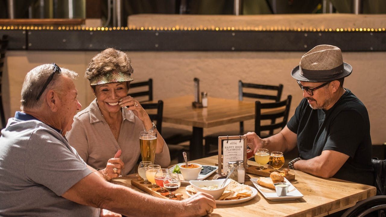 Los mejores bares de raciones para compartir con amigos en Barcelona