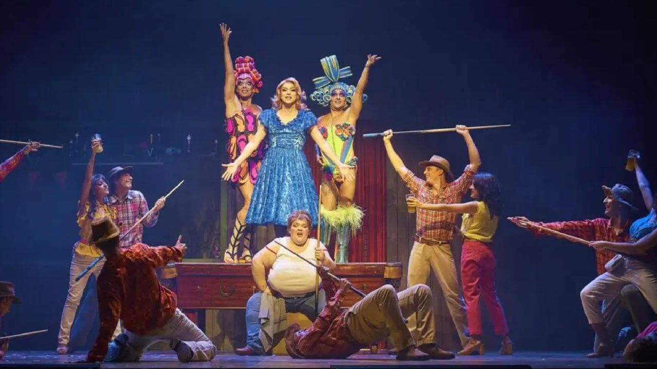 Priscilla, reina del desierto: un viaje musical lleno de color y emoción
