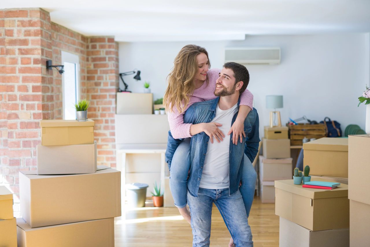 Pareja feliz en su nueva casa. Foto: Depositphotos