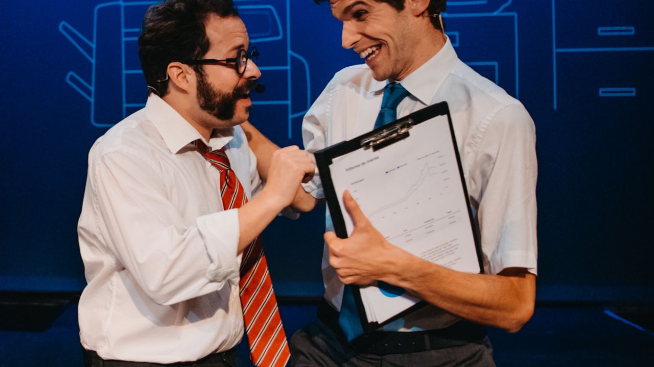 Risas, crítica y música en directo: Autónomos, el musical regresa a Barcelona