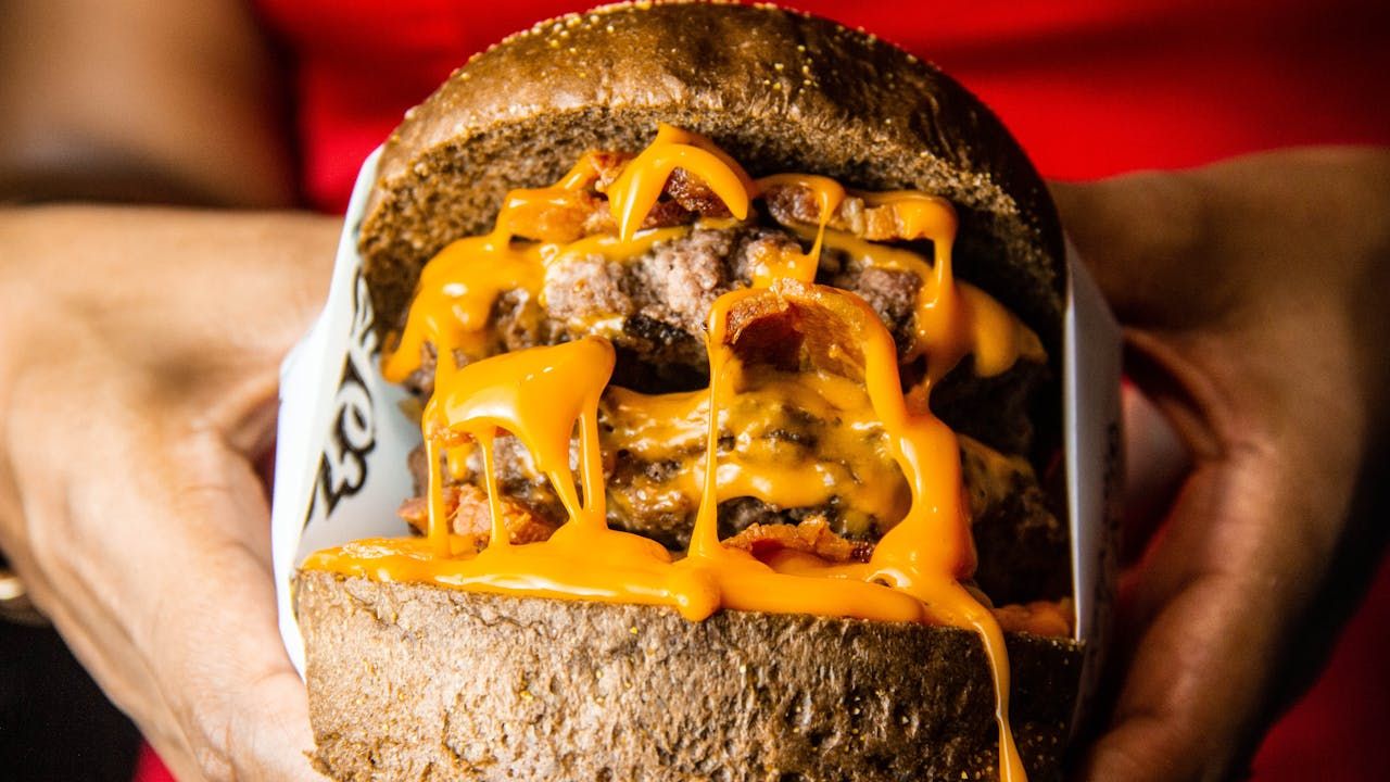 Las hamburguesas con queso chorreando arrasan en Barcelona: dónde comer las 3 mejores
