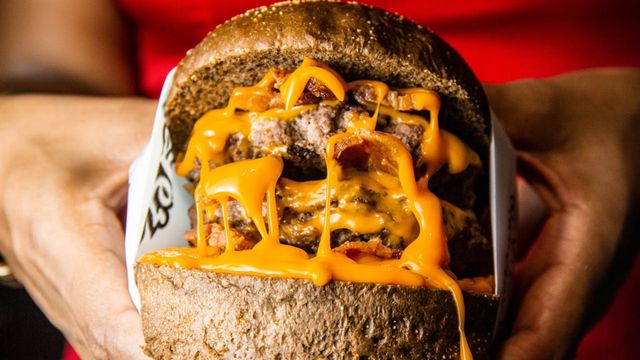 Las hamburguesas con queso chorreando arrasan en Barcelona: dónde comer las 3 mejores