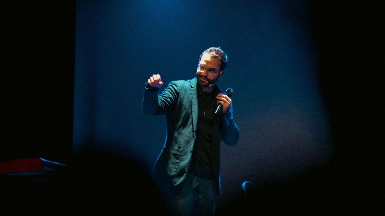 Abián Díaz llega al Teatre Borràs con El Show patético: risas sin pudor