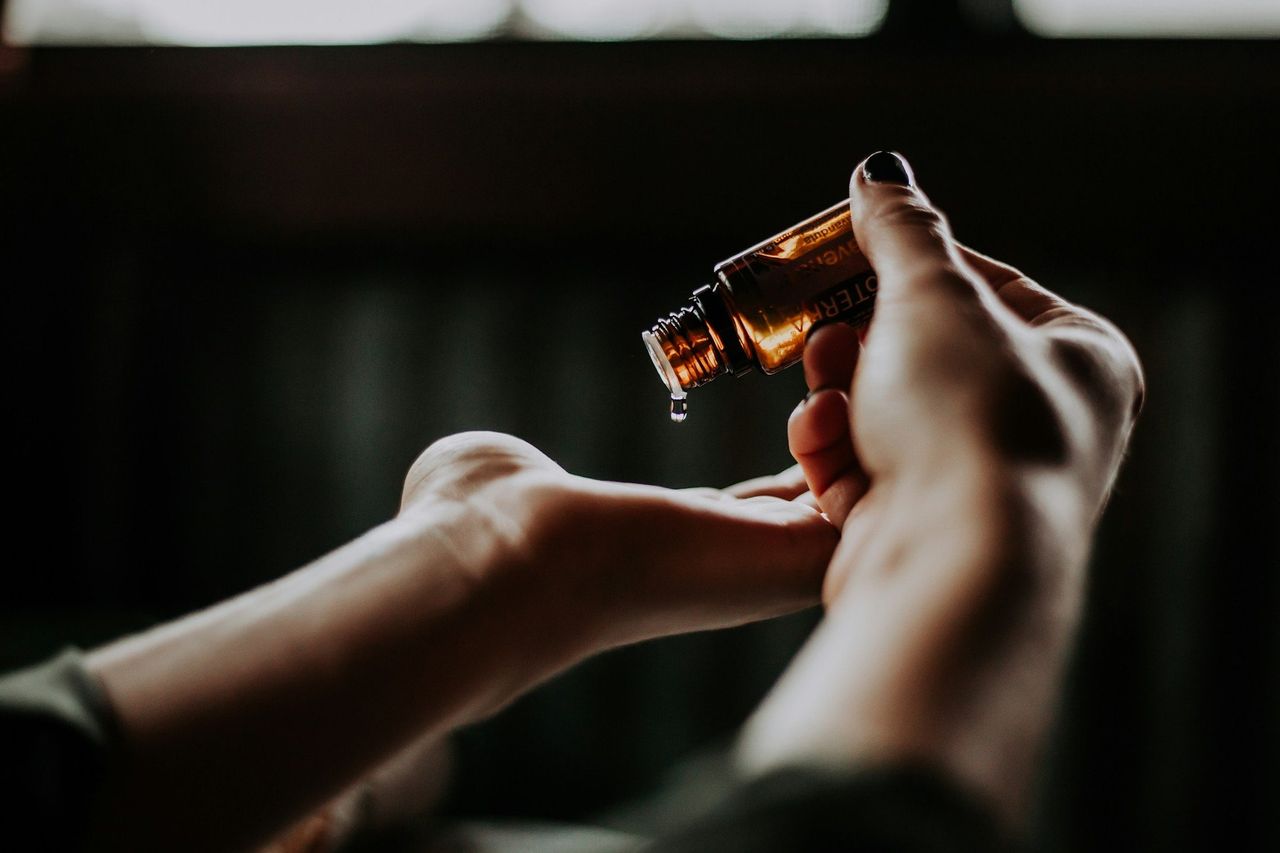 Aceite de masaje. Foto: <a href="https://unsplash.com/@christinhumephoto?utm_source=Hoy%20Apps&utm_medium=referral" target="_blank" rel="noopener">Christin Hume</a> (<a href="https://unsplash.com/photos/person-holding-amber-glass-bottle-0MoF-Fe0w0A?utm_source=Hoy%20Apps&utm_medium=referral" target="_blank" rel="noopener">Unsplash</a>)