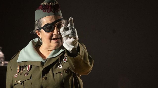 Cantando bajo las balas: sátira, memoria y carcajada negra en Teatre Apolo
