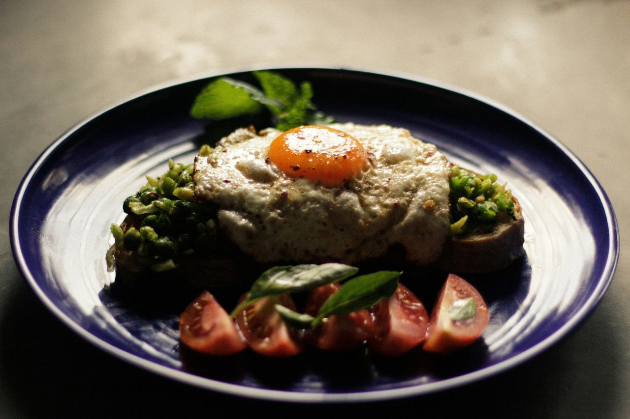 Plato de brunch. Foto: <a href="https://unsplash.com/@f_en_h?utm_source=Hoy%20Apps&utm_medium=referral" target="_blank" rel="noopener">Fatema Enayath</a> (<a href="https://unsplash.com/photos/baked-dish-on-plate-RXS3ZW-Be2A?utm_source=Hoy%20Apps&utm_medium=referral" target="_blank" rel="noopener">Unsplash</a>)
