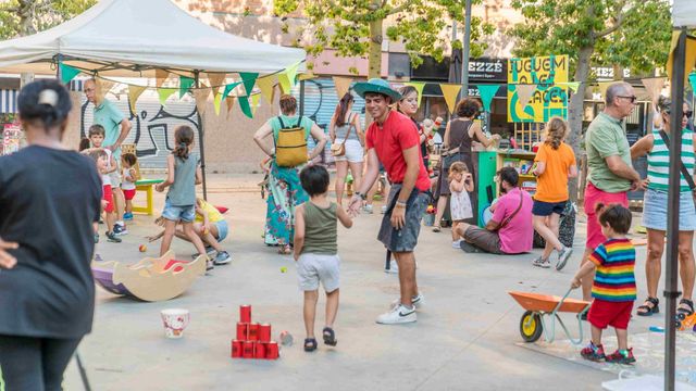Juguem a les places de La Marina: juego libre y cultura al aire libre