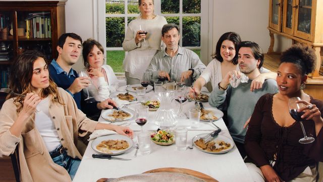 La familia se sienta a la mesa en La truita