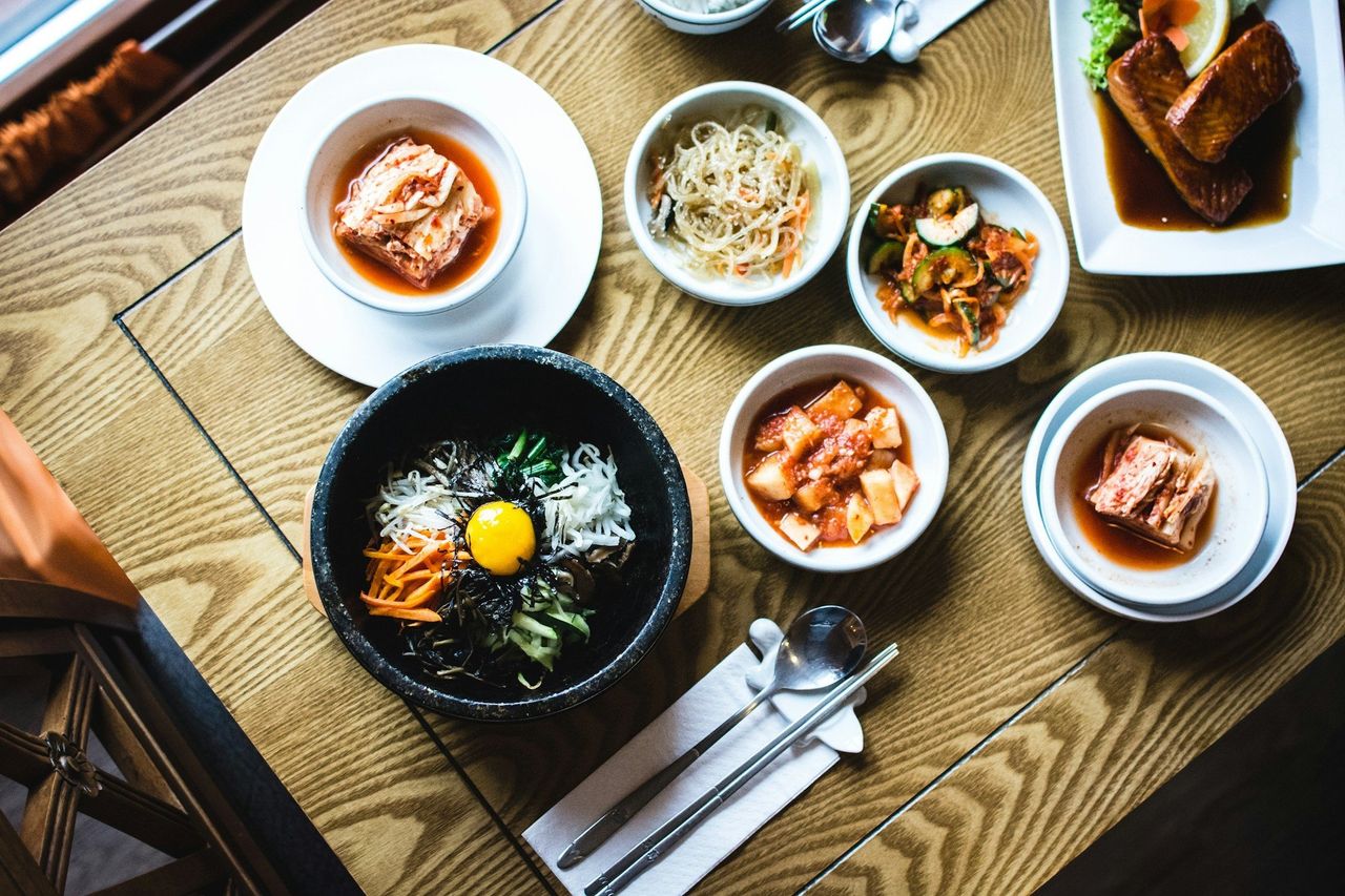 Comida coreana. Foto: <a href="https://unsplash.com/@foodiesfeed?utm_source=Hoy%20Apps&utm_medium=referral" target="_blank" rel="noopener">Jakub Kapusnak</a> (<a href="https://unsplash.com/photos/multiple-dishes-field-bowls-on-table-4f4YZfDMLeU?utm_source=Hoy%20Apps&utm_medium=referral" target="_blank" rel="noopener">Unsplash</a>)