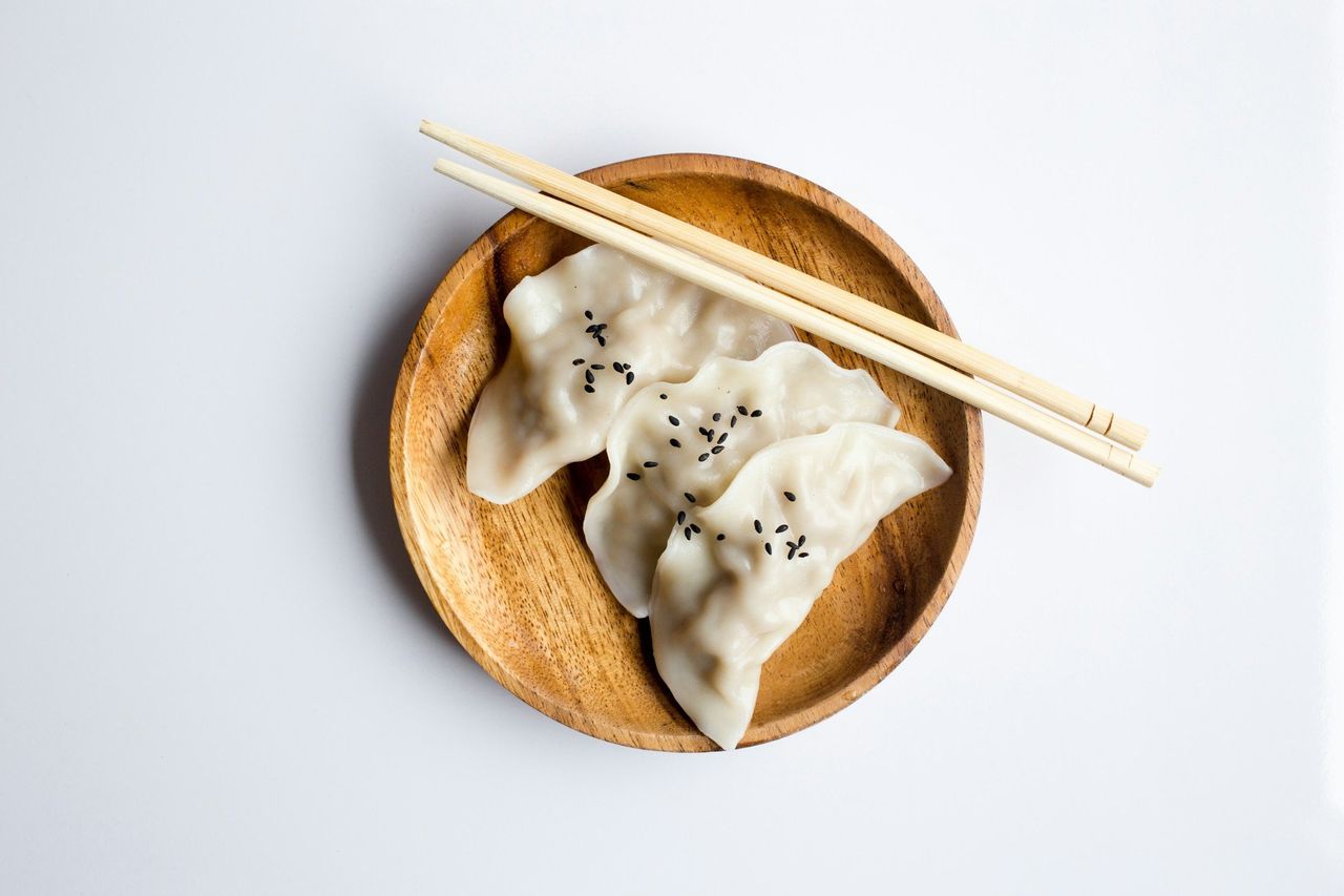 Comida coreana. Foto: <a href="https://unsplash.com/@charlesdeluvio?utm_source=Hoy%20Apps&utm_medium=referral" target="_blank" rel="noopener">charlesdeluvio</a> (<a href="https://unsplash.com/photos/three-white-dimsum-on-brown-bowl-D-vDQMTfAAU?utm_source=Hoy%20Apps&utm_medium=referral" target="_blank" rel="noopener">Unsplash</a>)