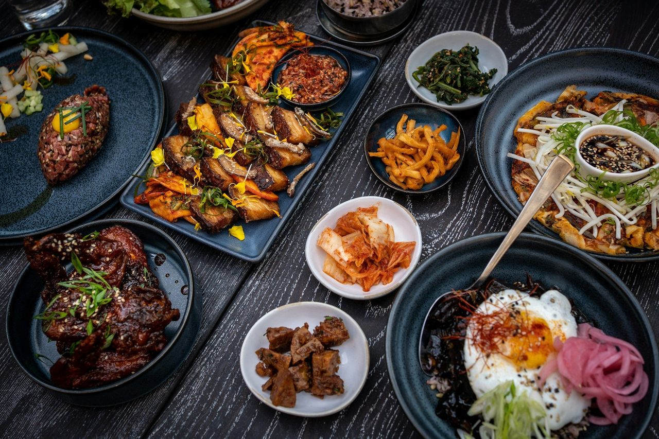 Comida coreana. Foto: <a href="https://unsplash.com/@alexgoesglobal?utm_source=Hoy%20Apps&utm_medium=referral" target="_blank" rel="noopener">Alexandra Tran</a> (<a href="https://unsplash.com/photos/a-table-full-of-food-oXULSch338E?utm_source=Hoy%20Apps&utm_medium=referral" target="_blank" rel="noopener">Unsplash</a>)
