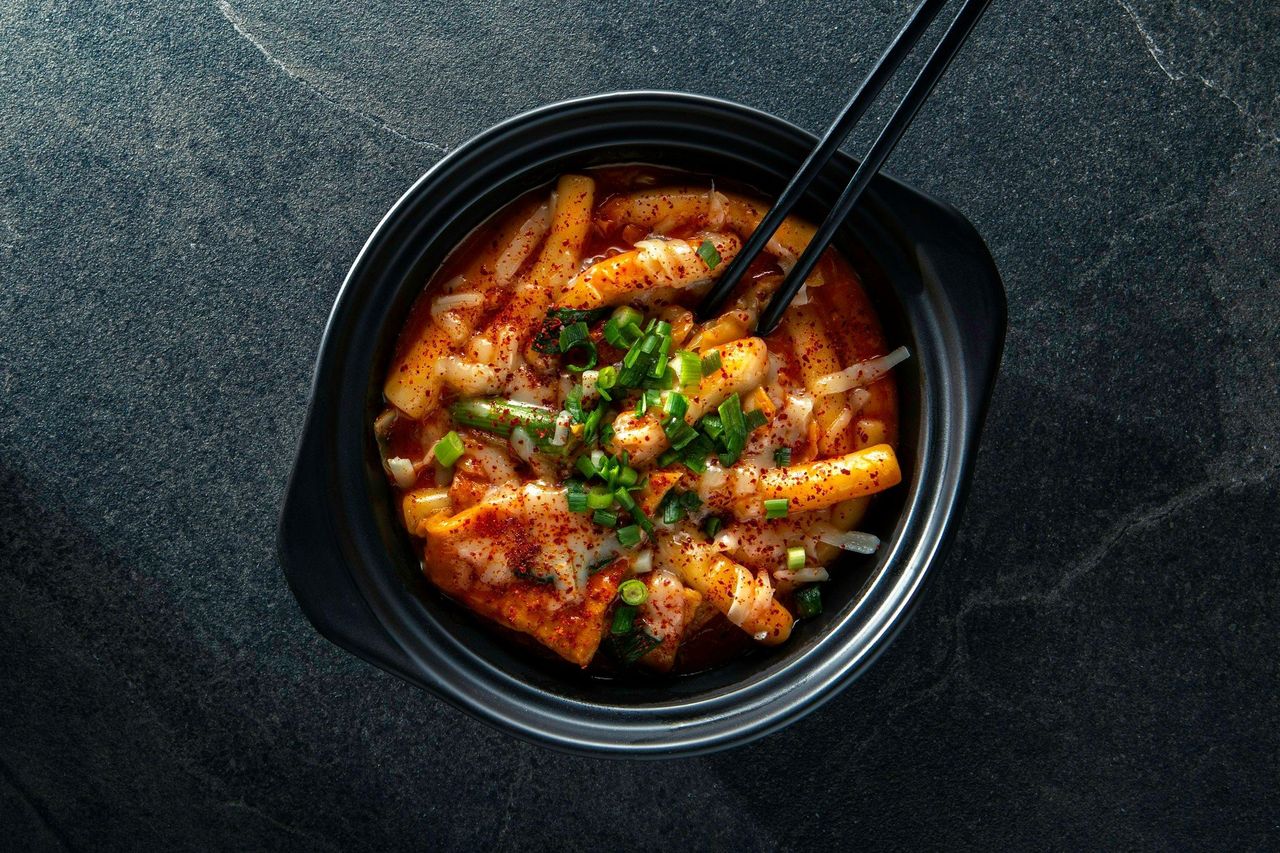 Comida coreana. Foto: <a href="https://unsplash.com/@m_skalij?utm_source=Hoy%20Apps&utm_medium=referral" target="_blank" rel="noopener">Marcin Skalij</a> (<a href="https://unsplash.com/photos/a-bowl-of-food-with-a-spoon-in-it-w_2vlvTgk7E?utm_source=Hoy%20Apps&utm_medium=referral" target="_blank" rel="noopener">Unsplash</a>)