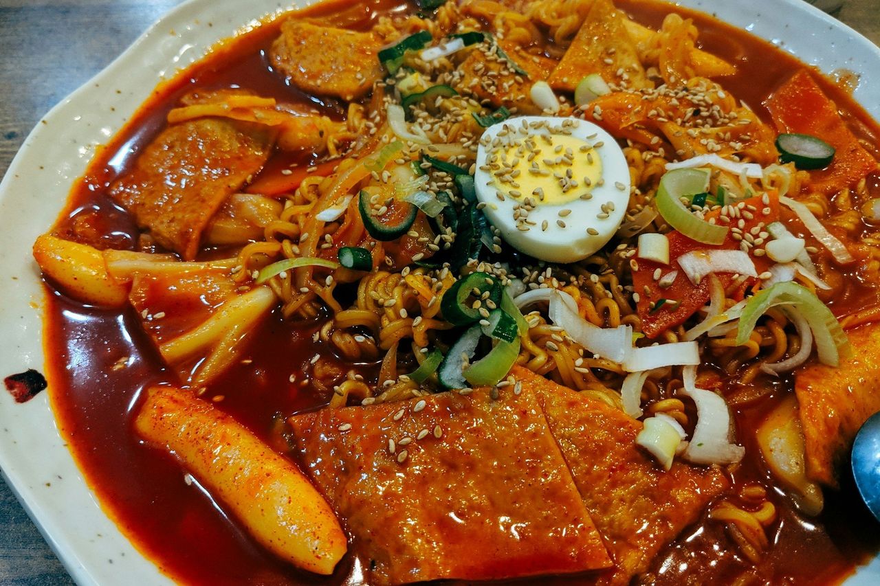 Comida coreana. Foto: <a href="https://unsplash.com/@markuswinkler?utm_source=Hoy%20Apps&utm_medium=referral" target="_blank" rel="noopener">Markus Winkler</a> (<a href="https://unsplash.com/photos/cooked-food-with-green-vegetable-on-white-ceramic-bowl-n-E0XNnGc-Q?utm_source=Hoy%20Apps&utm_medium=referral" target="_blank" rel="noopener">Unsplash</a>)