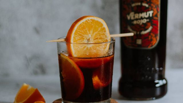 La fusión perfecta de risas y aperitivo con Monólogos & Vermut