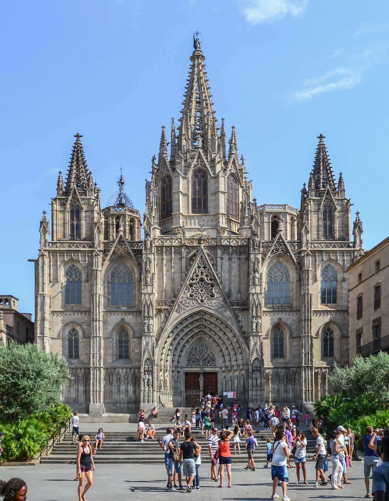 Catedral de la Santa Cruz y Santa Eulalia en el barrio Gótico de Barcelona. Foto: Mromanchenko en Wikimedia Commons