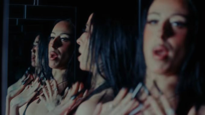 Juicy Bae presenta su universo sonoro en la Sala Apolo de Barcelona