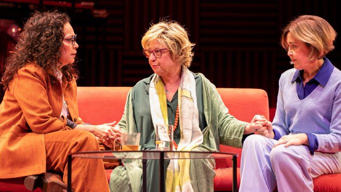 Les Bàrbares: una obra que interroga la civilización en el teatro Borràs de Barcelona