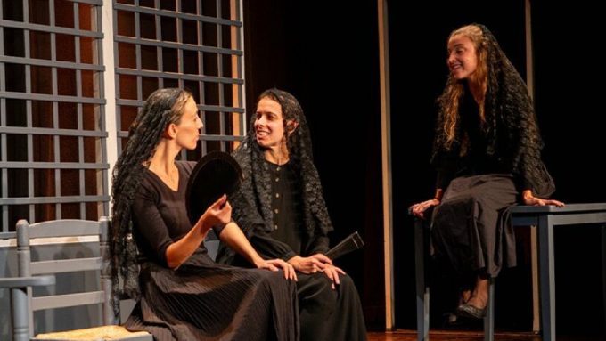 “La casa de Bernarda Alba”: un clásico que sigue quemando por dentro